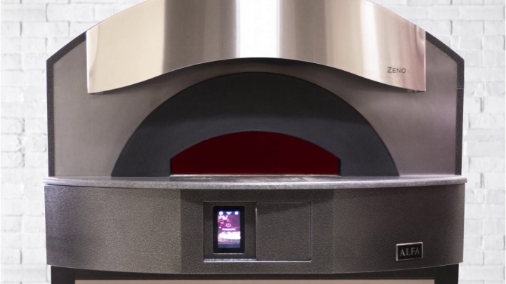 Zeno is a Neapolitan electric oven that reaches a temperature of 500°C.