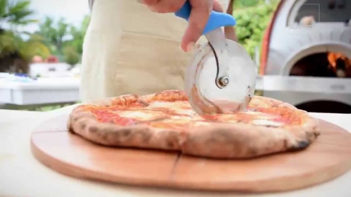 Cuciniamo una pizza Napoli nel forno a legna DUETTO di Alfa Pizza